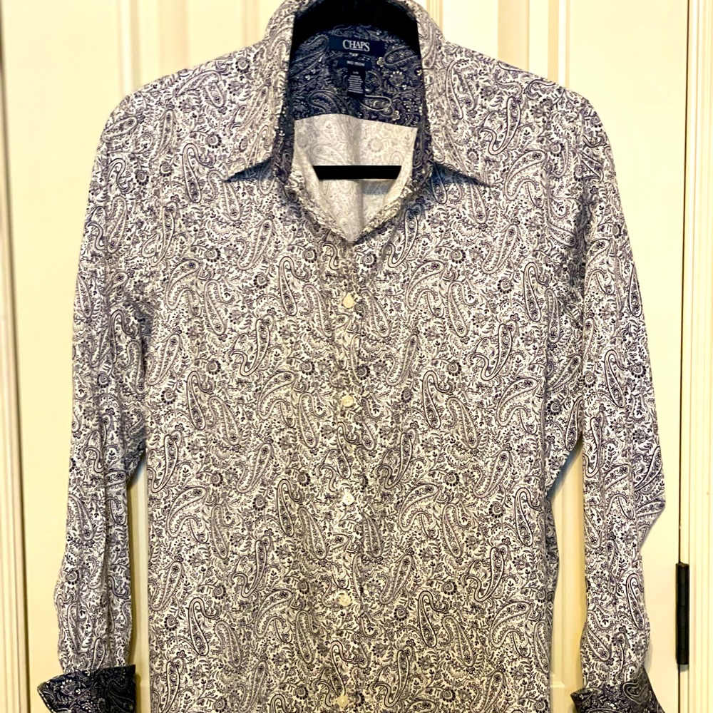 Navy/White Paisley button up w/detailed collar and cuffs! Versatile dress/casual